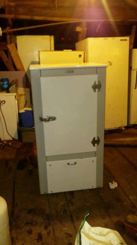 1930s frigidaire Automatic Fridge **gutted, does NOT work**