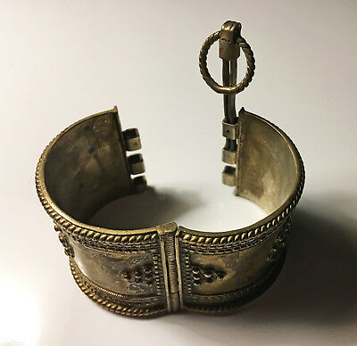 17th - 19th century – Locking hinged brass cuff bracelet