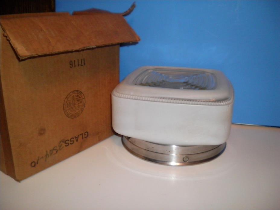 VINTAGE ROUND BATHROOM LIGHT FIXTURE w/ 8 1/2