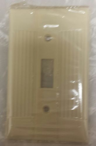 Vintage NOS Eagle Ivory Tuxedo Ribbed Bakelite Single Switch Wall Plates Covers