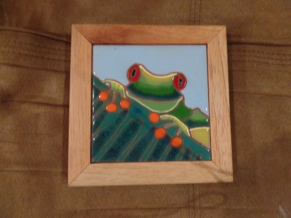 ARTS AND CRAFTS STYLE POTTERY TILE FROG IN WOODEN FRAME GREAT DETAIL