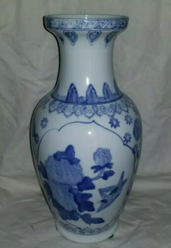 Beautiful Antique  Chinese blue and white porcelain vase