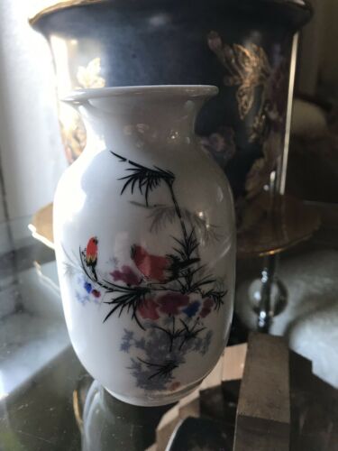 SMALL CHINESE PORCELAIN HAND PAINTED Sign VASE WITH BIRD AND FLOWERS Stamp