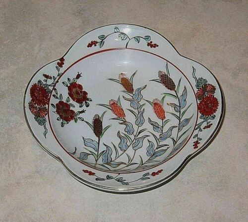 Lovely Japanese Imari Porcelain Bowl w/Floral Design & Gold Accents