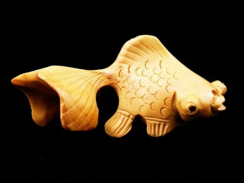 Boxwood Hand Carved Japanese Netsuke Sculpture Swimming Goldfish #03251903