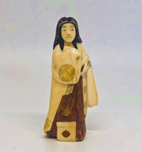 JAPANESE IVORY COLORED NETSUKE HANDCRAFTED FIGURINE CARVING