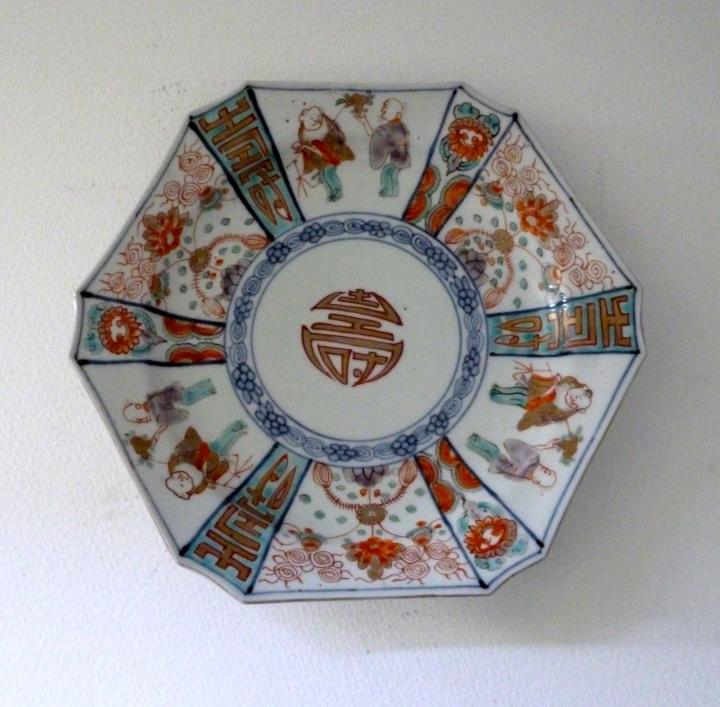Antique Japanese Imari Porcelain Tojin-mon Hexagon Rokkakuzara Plate, Late Edo