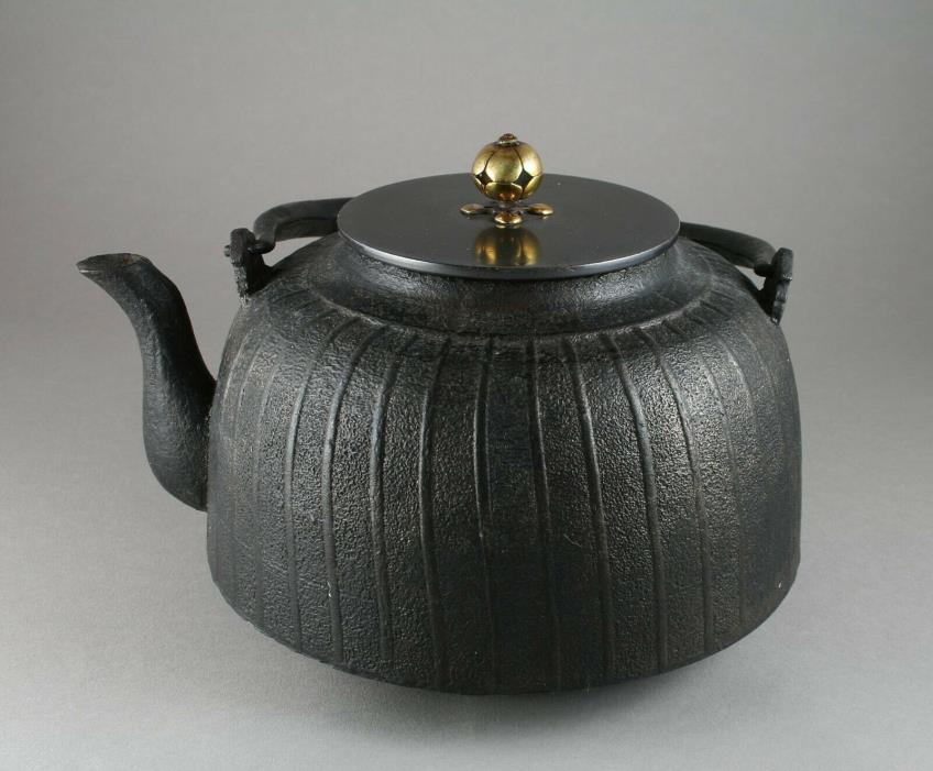 Japanese iron Tea kettle Tetsubin w. shakudo and gilt lid