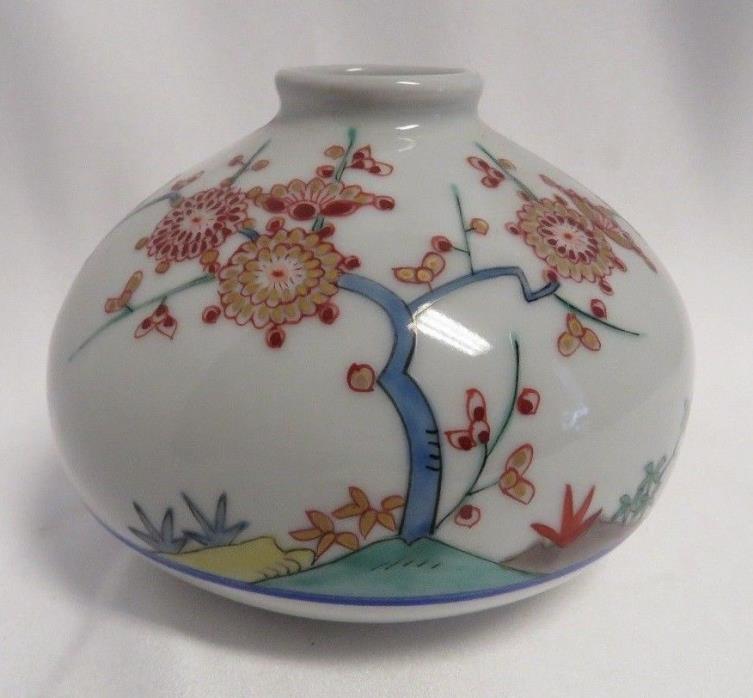 Antique Signed Hand Painted Kakiemon Style Japanese Porcelain Globular Vase.