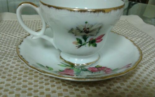 Porcelan Footed Teacup & Saucer Set, Pink & White Floral Pattern - Unmarked