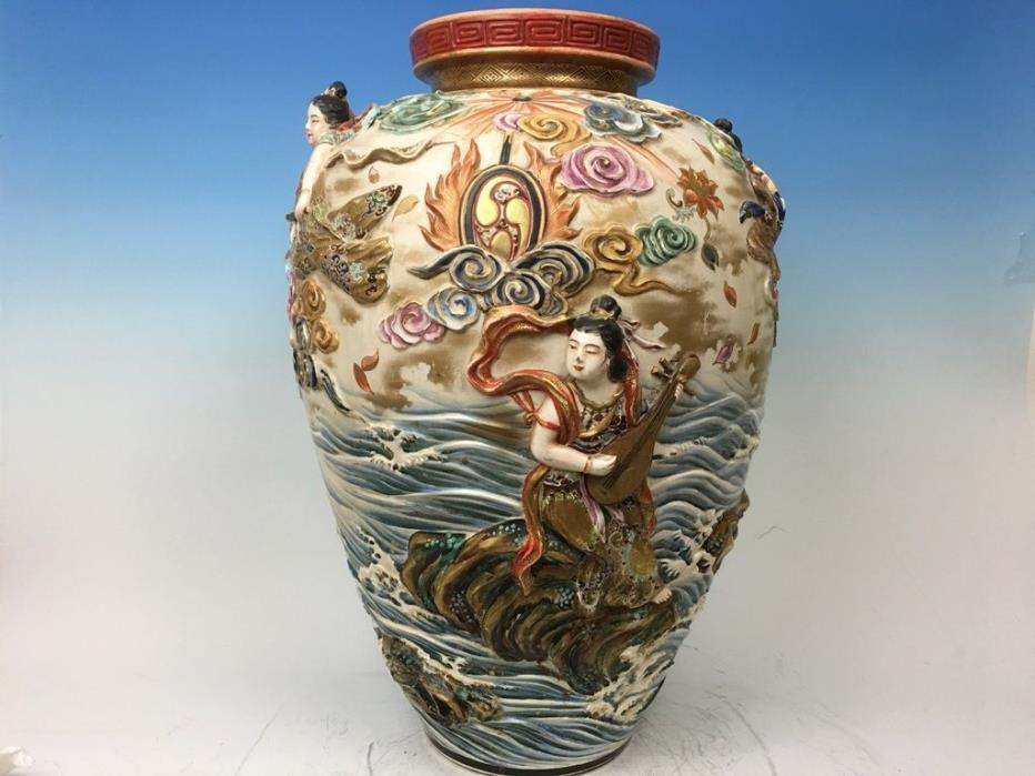 Antique Japanese Large Satsuma Vase, Meiji period. Signed