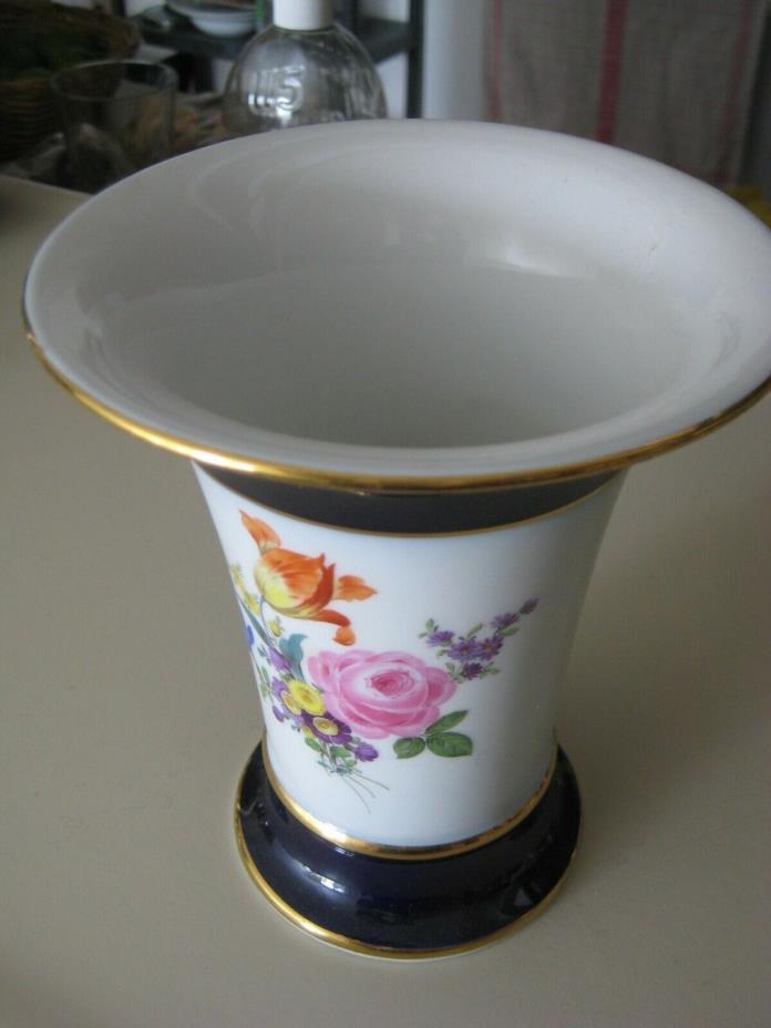 Meissen Porcelain: Vase with floral design, gold-colored rim. RARE!