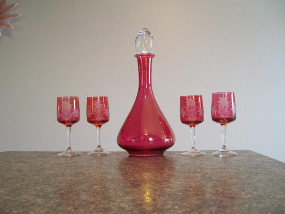 CRANBERRY DECANTER AND 4 ETCHED STEMS/STEMWARE IN CRYSTAL AND CRANBERRY