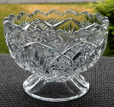 FINE DECORATIVE ANTIQUE CLEAR GLASS & A WELL DESIGNED FOOTED HOLDER SAWTOOTH RIM