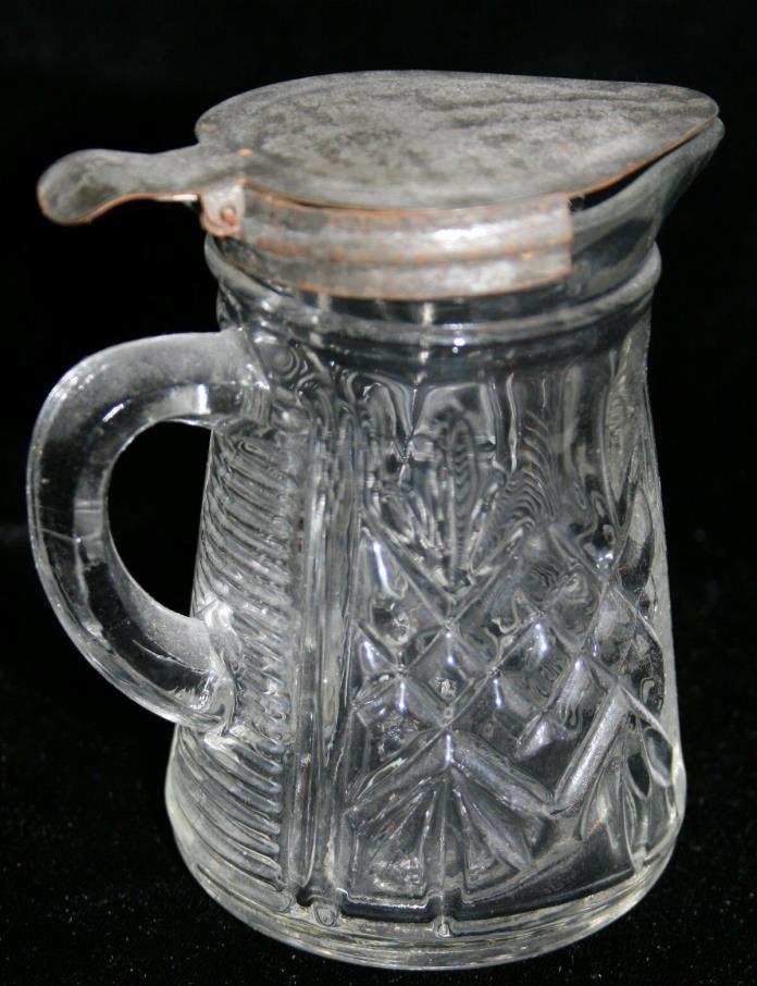 1930S ANTIQUE CLEAR GLASS SYRUP PITCHER TIN LID PATTERNED SIDES SQUAT BASE