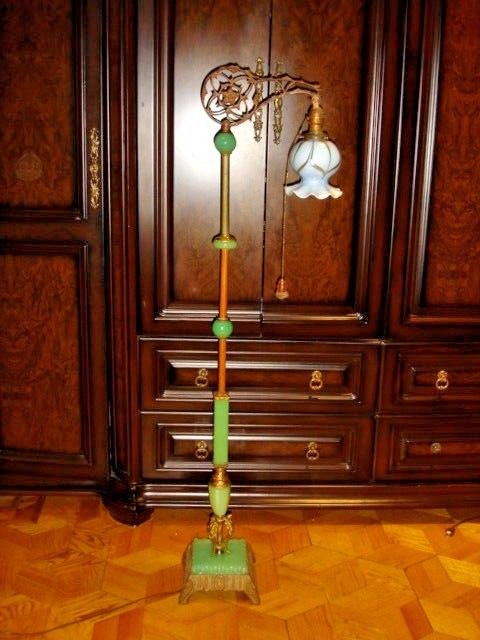 ANTIQUE GREEN ONYX BRIDGE STYLE FLOOR LAMP WITH ADJUSTMENT & FIGURINES.