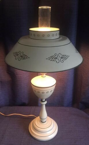 Large Vintage Americana Colonial Cream Tole Metal Table Library Lamp. 27”Tall.