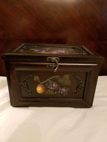 VINTAGE WOODEN HAND PAINTED CHEST BOX WINE  & GRAPES 12 1/4 X 8 1/4 X 8. UNIQUE!