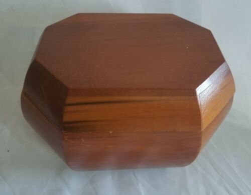 VINTAGE WOOD TRINKET COLLECTIBLE BOX WITH LID HAND CRAFTED