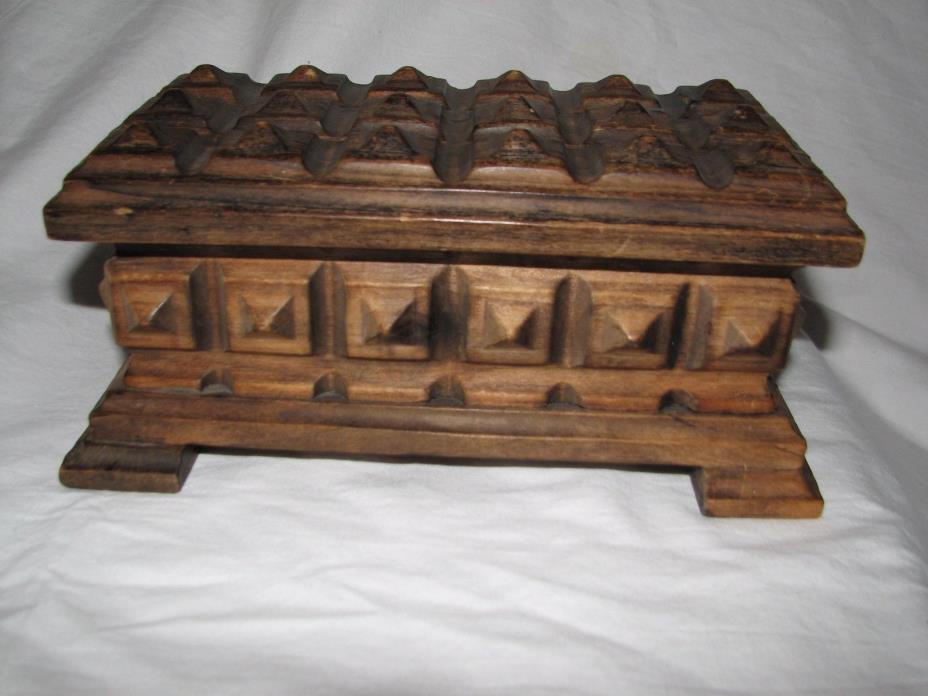 small VINTAGE HAND-CARVED HINGED WOODEN jewelry BOX with feet square pattern