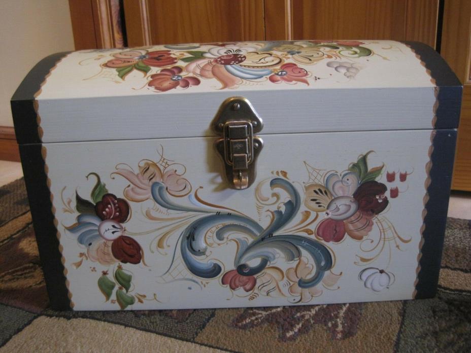 Beautiful LARGE Hand Painted ROSEMALING Wooden Storage Box CHEST 17