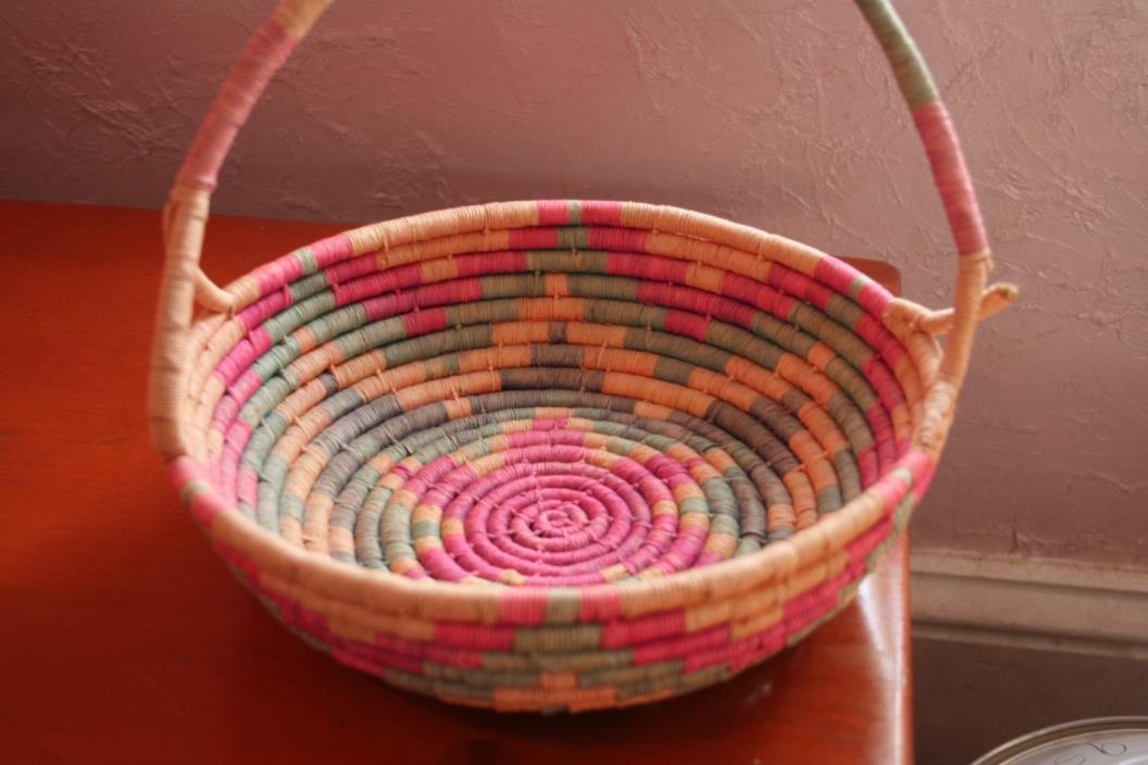 BEAUTIFUL UNIDENTIFIED COILED HANDMADE BASKET LOOK!