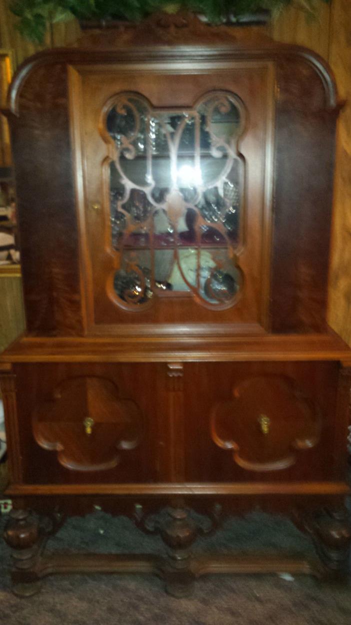 ANTIQUE CHINA CABINET 1920'S VINTAGE FOUR LEAF CLOVER DESIGN