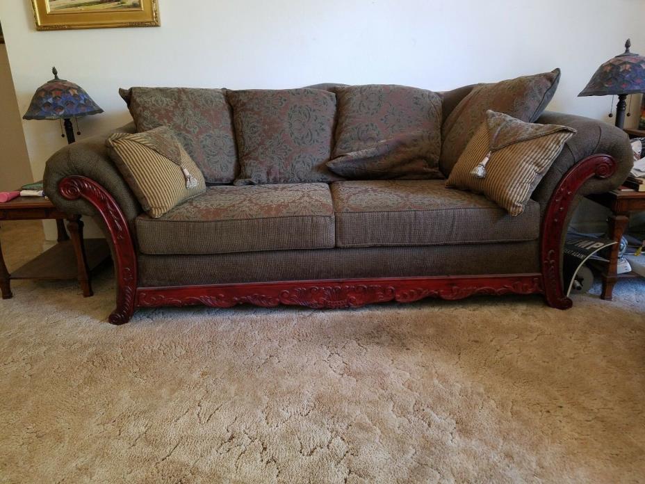 Georgious Victorian Style antique sofa, rolled arm, Queen Anne Legs