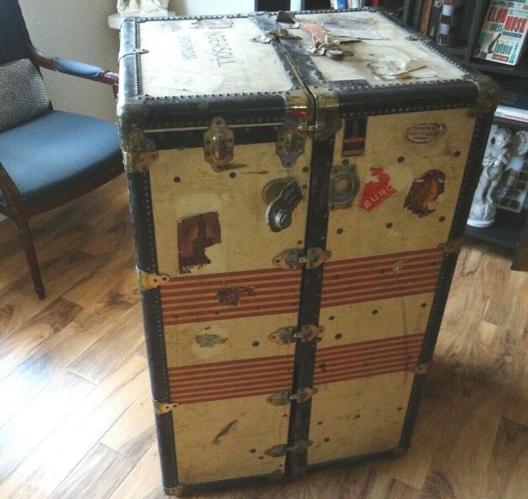 ANTIQUE 1930 OSKOSH THE CHIEF STEAMER TRUNK LUGGAGE CHEST WITH TRAVEL STICKERS