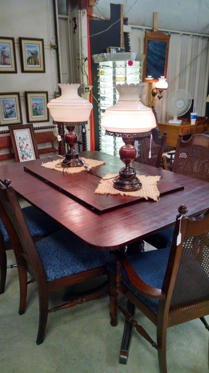 ANTIQUE DINETTE TABLE WITH 6 CHAIRS AND 2 LEAVES