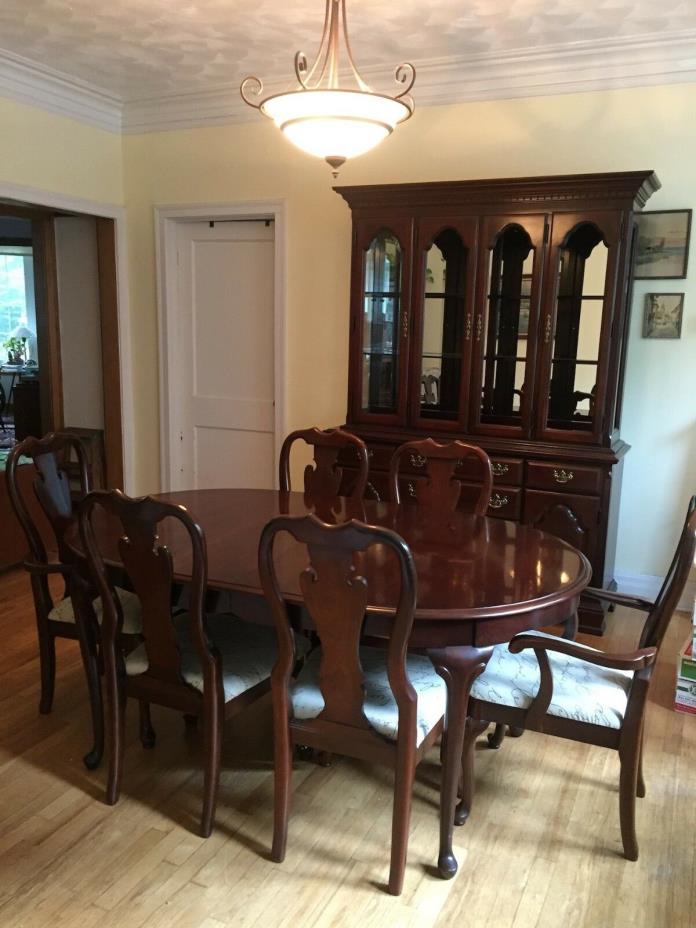 Beautiful Queen Anne Cherry Dining Room Set (table, chairs, hutch)