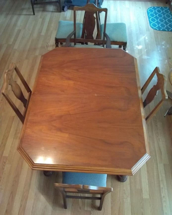Walnut Dining Set, Table & 6 Chairs, 1 Captain's Chair. 2 Leafs Extend to 8 Feet