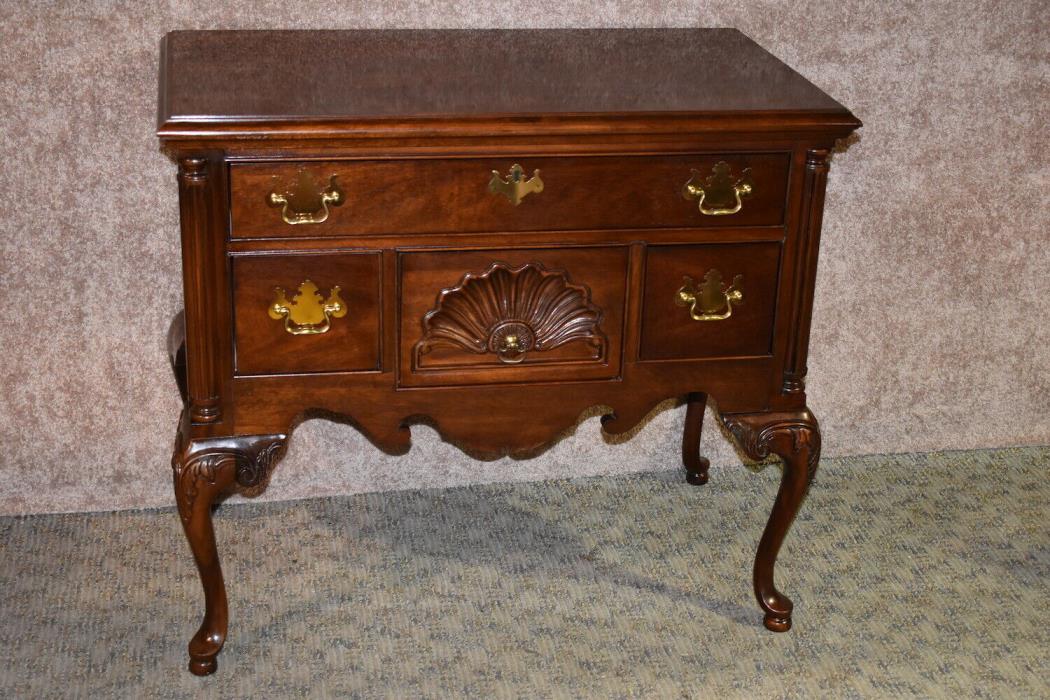 Thomasville Queen Anne Style Mahogany Lowboy w/Shell Motif