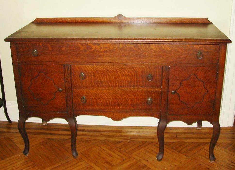 ANTIQUE VINTAGE QUEEN ANNE BUFFET SIDEBOARD. Pickup only Long Island NY