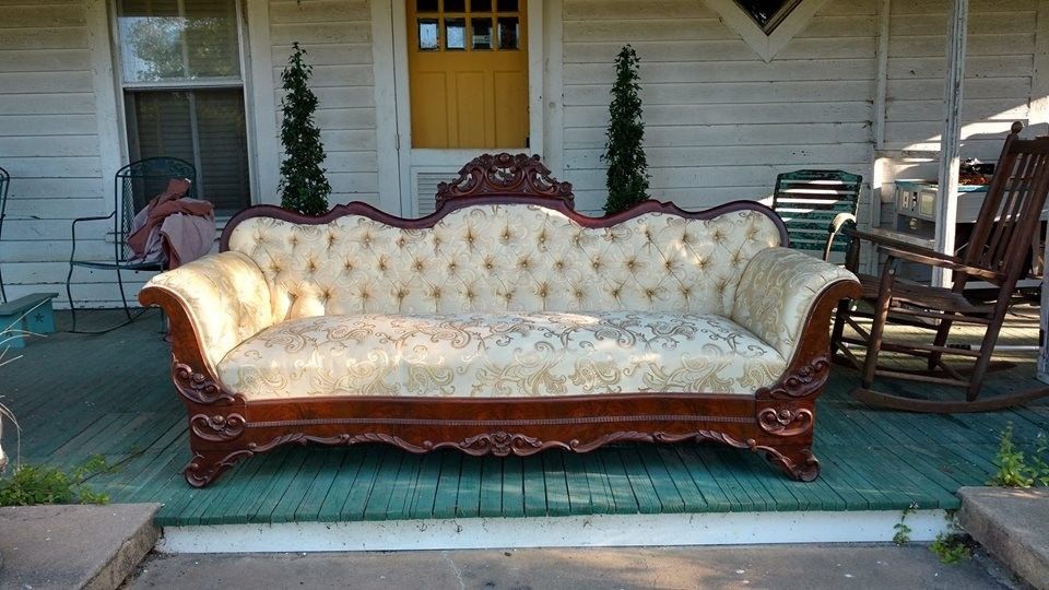 Victorian Sofa mint condition, no stains or rips. Nice wood work