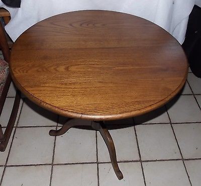Round Solid Oak Parlor Table / Center Table  (BM)