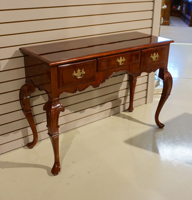 Mahogany wood Traditional Queen Ann Lowboy Wall Console