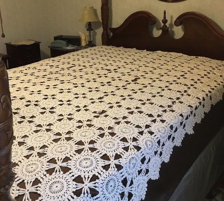 Vintage Hand Crocheted Bedspread Coverlet Table appr. 80