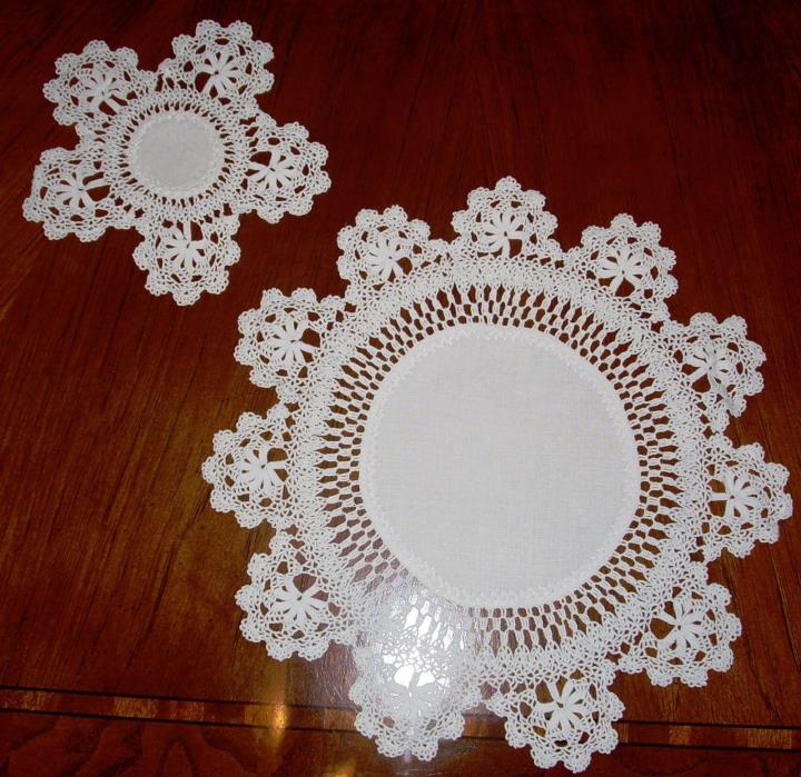 BEAUTIFUL SET OF 10 ANTIQUE LINEN , LACE AND WHITE WORK PLACEMATS & CENTERPIECE