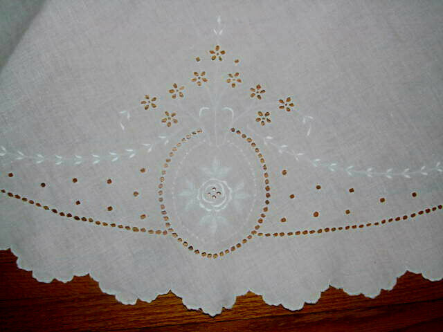 Stunning~1920s Antique White Eyelet Cutwork Embroidered ROUND TABLECLOTH 50
