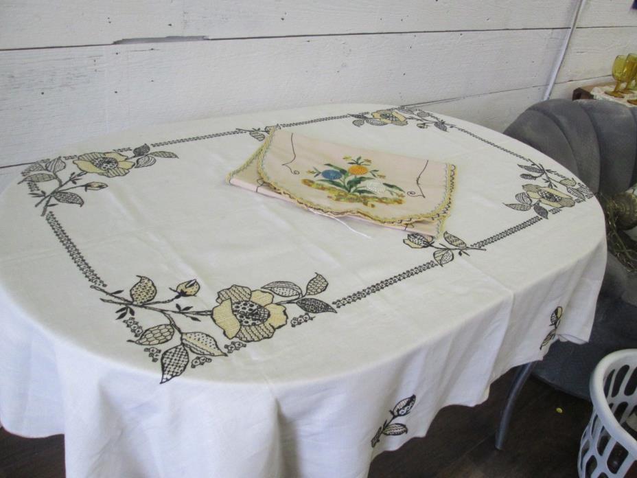 Vintage Arts and Crafts Beautiful Linen Embroidered Tablecloth with Runner