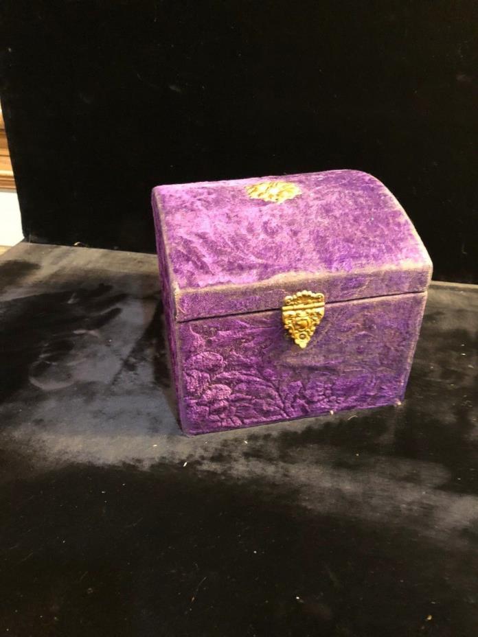 Antique Victoria Collar box with Top compartment for buttons. Two collars