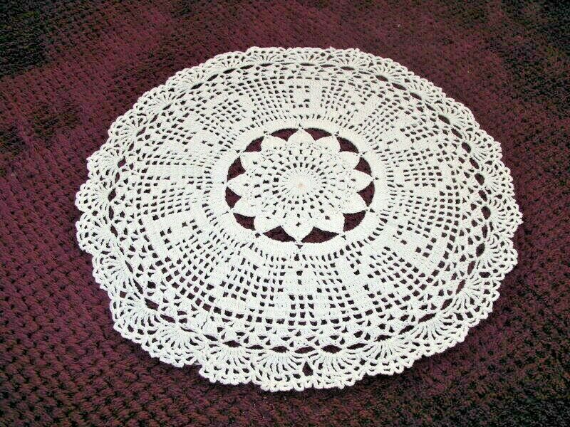 VINTAGE ANTIQUE HAND CROCHETED CAKE DOILY ROUND