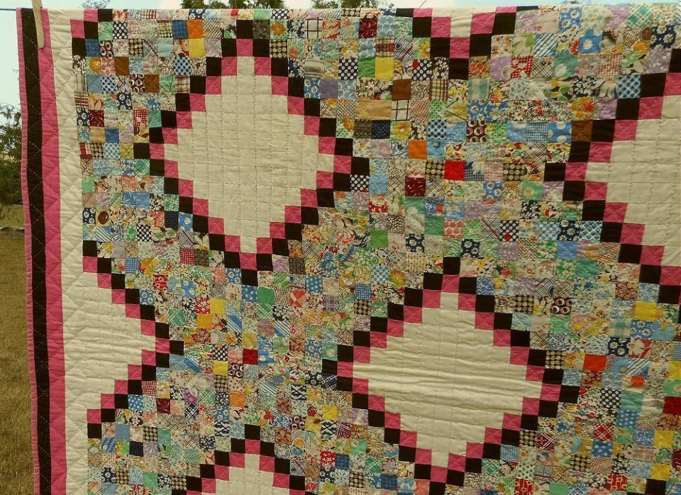 Exceptional Vintage Hand Sewn Irish Chain Quilt 1