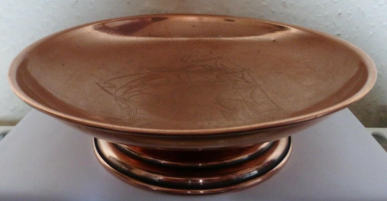 A SUPERB VINTAGE COPPER BOWL / DISH ON STAND WITH ENGRAVED SAILING SHIP (BC11)