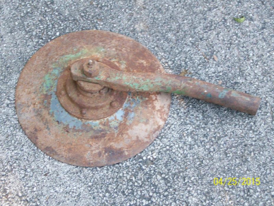 JOHN DEERE  PLOW DISC W/ ARM* CAST IRON* RANCH STEAMPUNK ,ART*ETC *HEAVY*