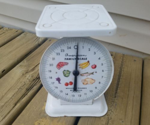 VINTAGE WHITE METAL AMERICAN FAMILY SCALE  25 LB. / Nice Graphics!