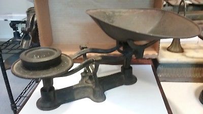 Antique Cast Iron balance scale Black with one 1lb weight and scoop