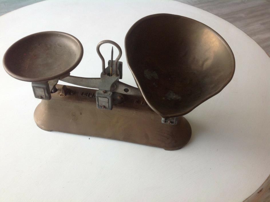 Vintage English Balance Scale with diecast base weights 2 LB.