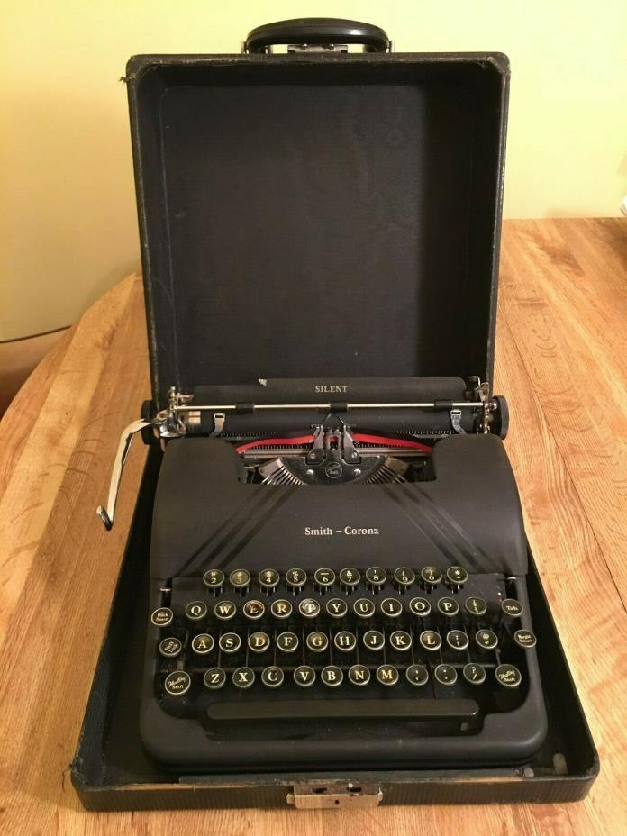 Vintage 1940's Smith-Corona Silent Portable Floating Shift Typewriter with Case